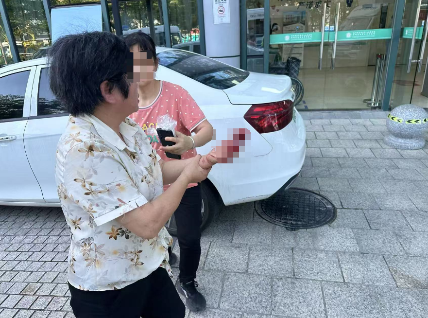 女子手指严重受伤 龙岗铁骑紧急送医