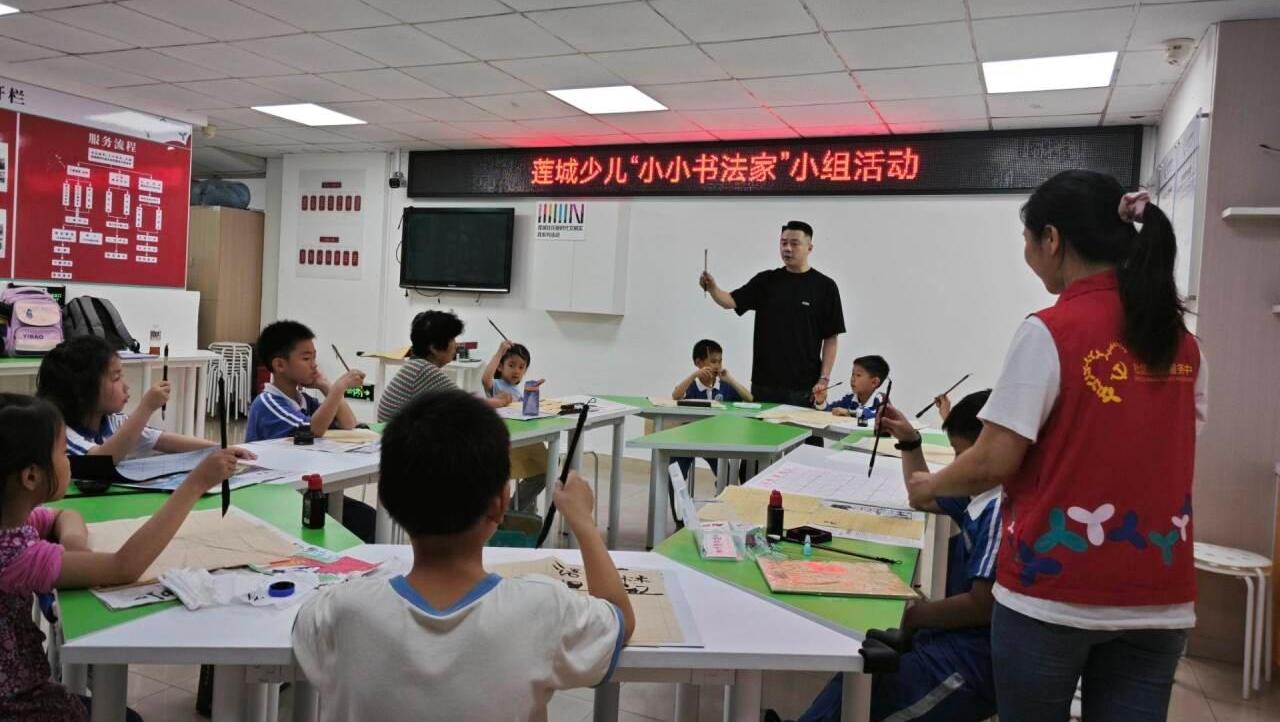“笔墨有传承，书香沁人心”—莲城开展小小书法家小组活动