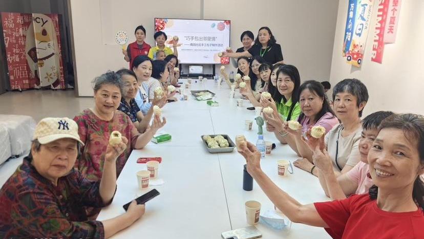 南园街道南园社区开展“巧手包出邻里情”手工包子制作活动