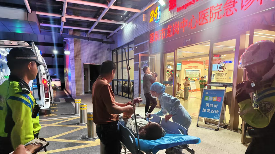 分秒必争！龙岗铁骑紧急护送手臂严重受伤男子就医