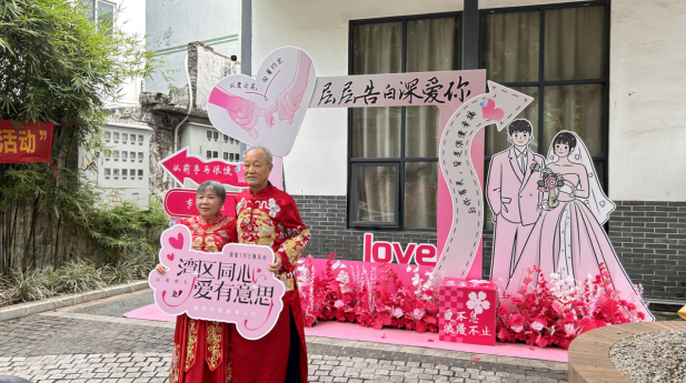 宝龙街道甜蜜主题长者婚纱摄影活动 30对银龄夫妻重拾浪漫誓言