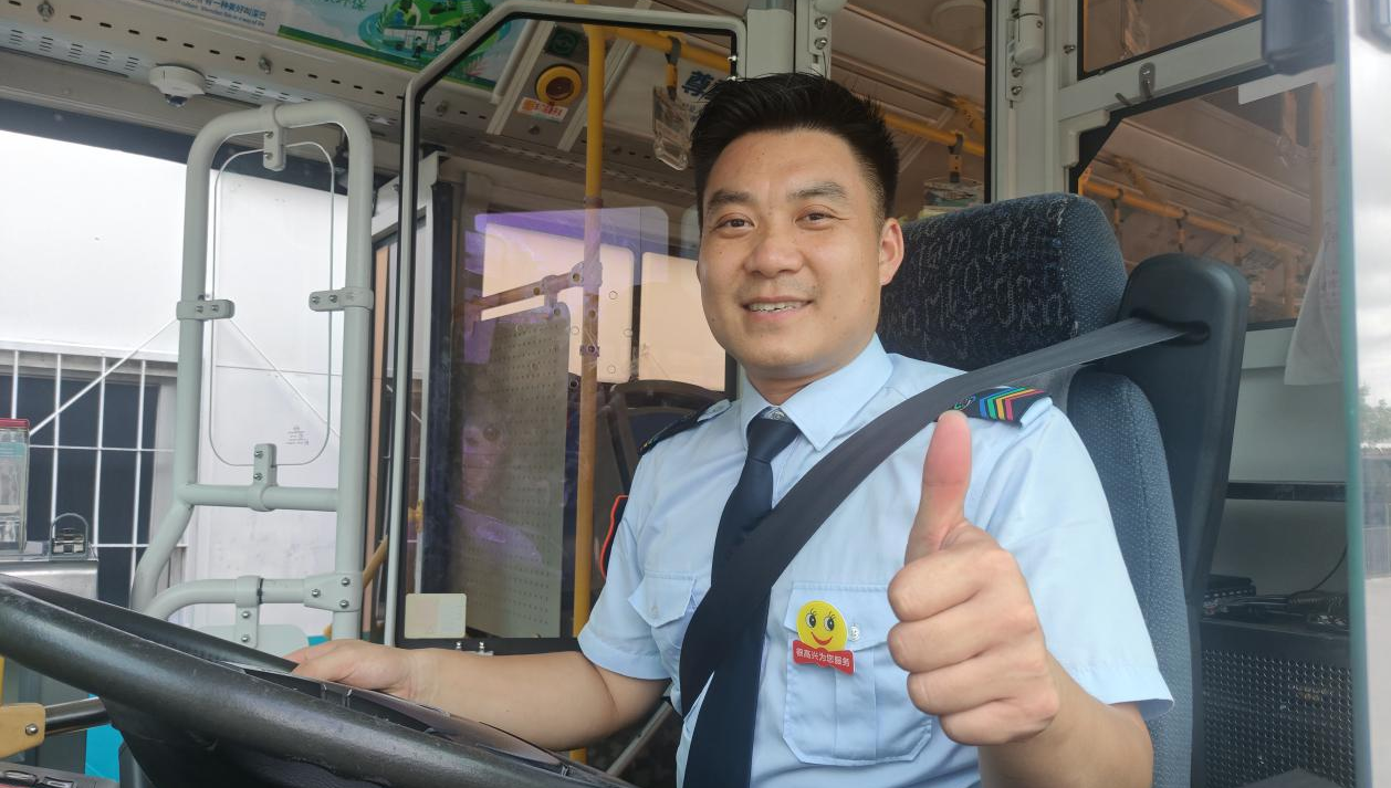 车轮上的坚守：深圳公交司机李南的温暖服务路