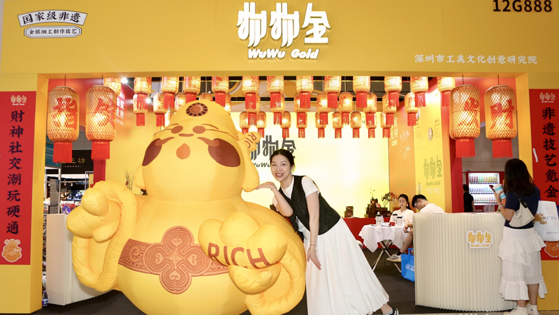 “沾财气”成新时尚！ 非遗潮玩“深派财神”引爆打卡热潮