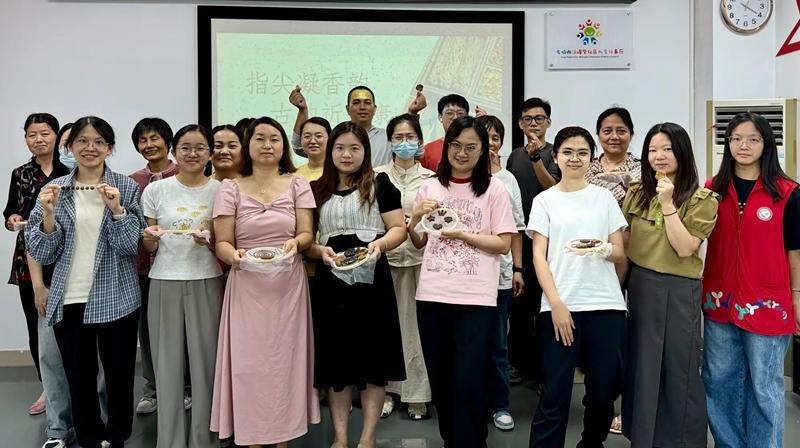 “指尖凝香韵，古韵祈安康”——嶂背社区开展端午节手作香片主题活动