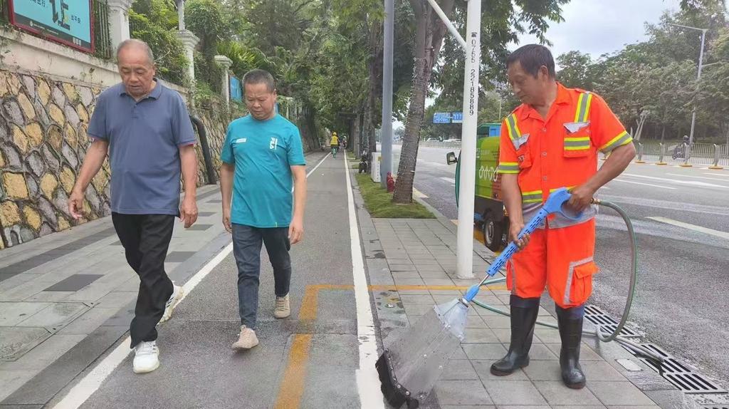 翠竹街道高压水枪升级防溅装置！市民路过无需再躲闪