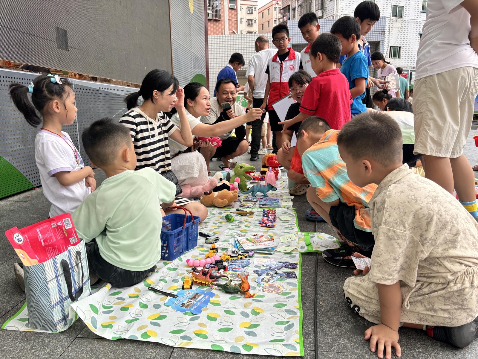 家门口的暖心盛会！公明西田社区公益集市点亮幸福生活