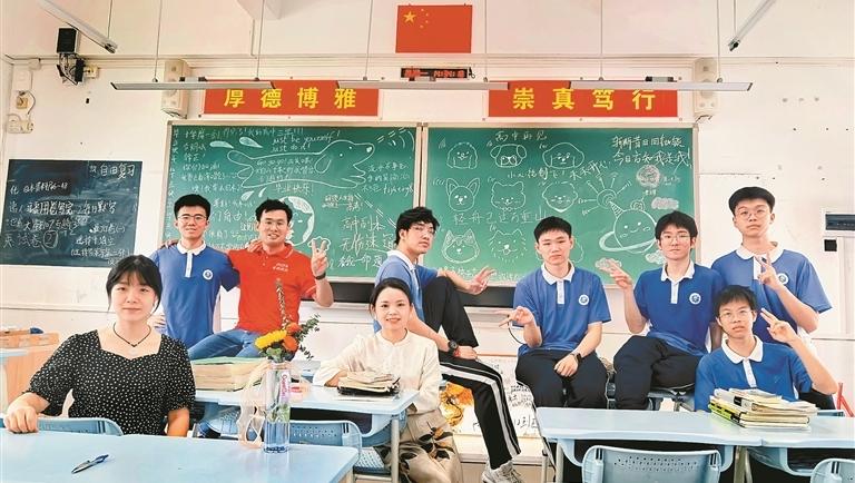 高考后他们回到教室 用一张合影把三年青春定格