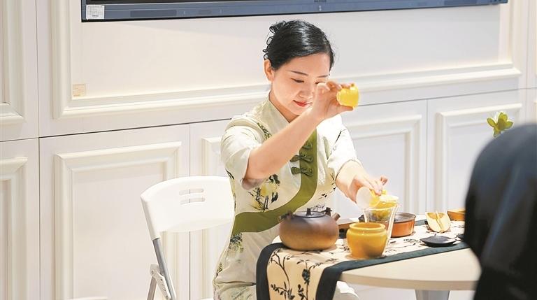 带外国友人体验茶文化 计划对外国人开设茶艺课程 “90后”茶艺讲师让茶香跨越国界