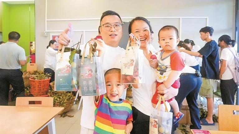 6000斤荔枝现摘现送 深大师生和市民分享甜蜜