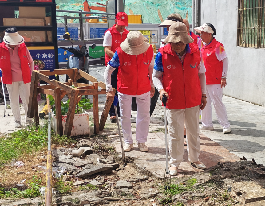 石围社区开展“翻盆倒罐”行动 筑牢防蚊灭蚊防线