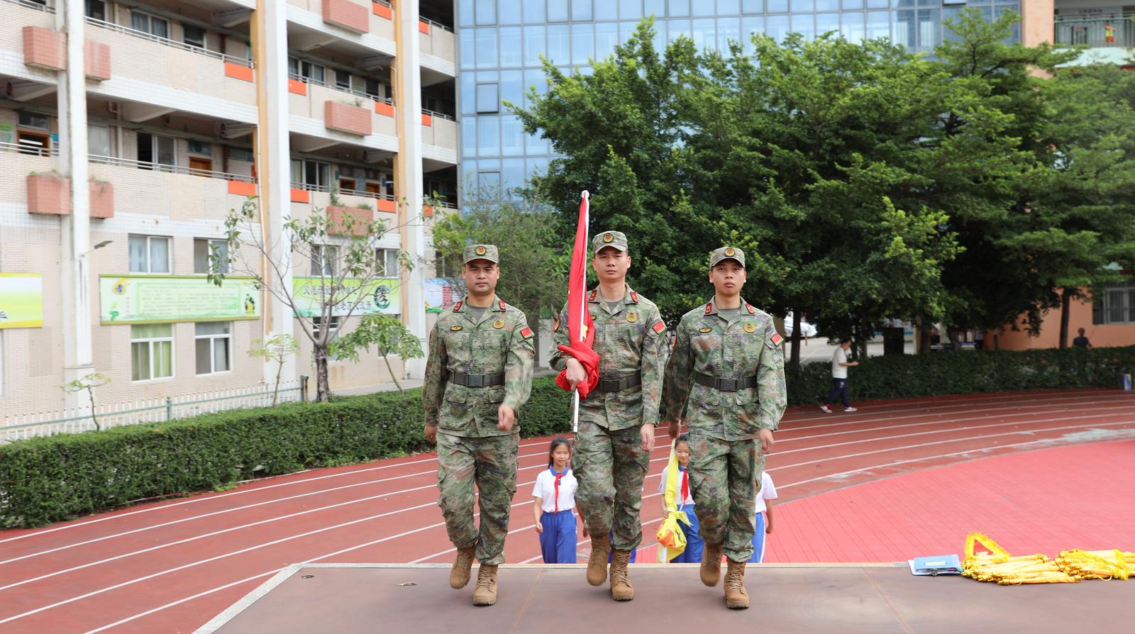 沙井街道举行升旗仪式，三代军人之家老兵讲述爱国情怀