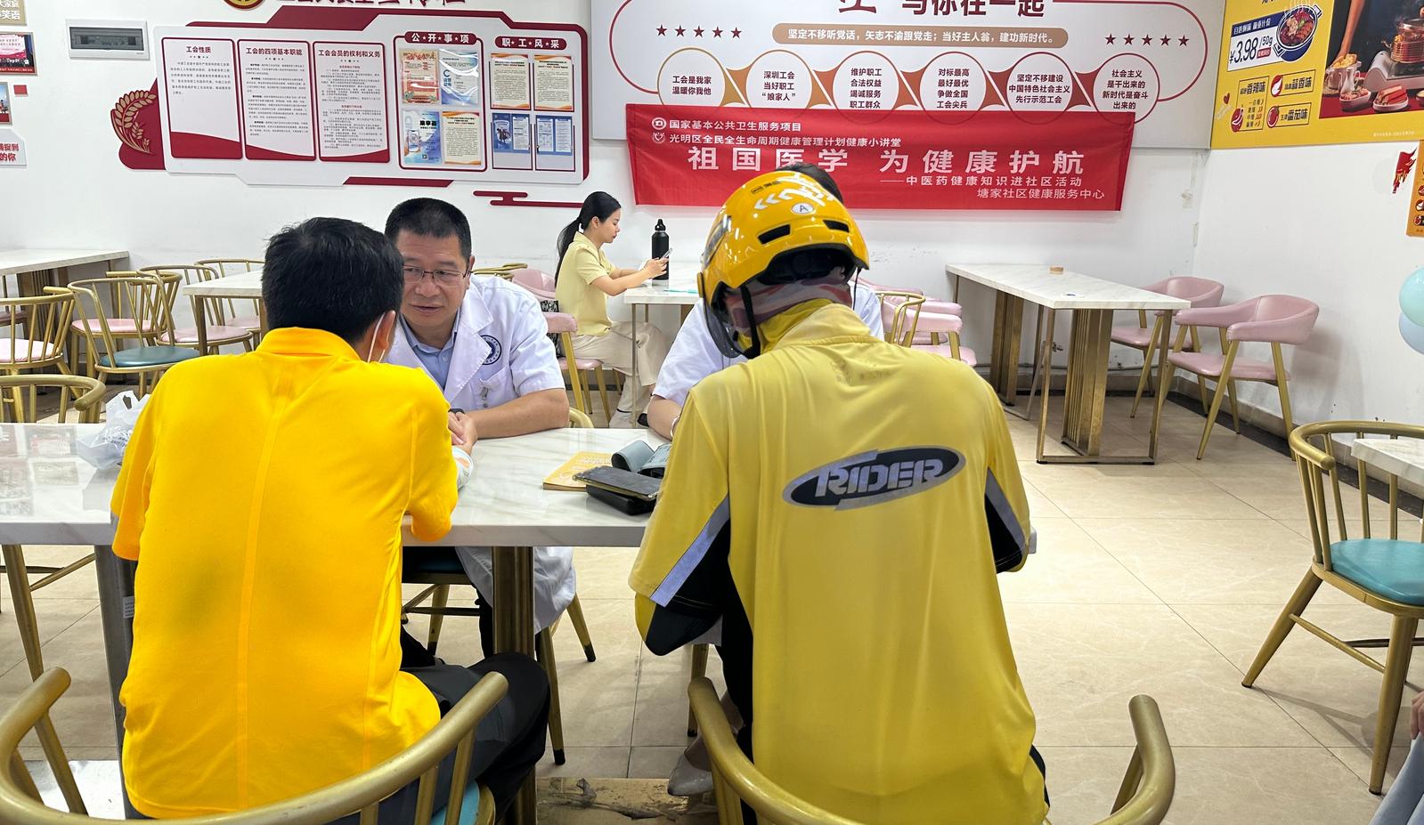 凤凰街道开展“四送”活动关心关爱新就业群体