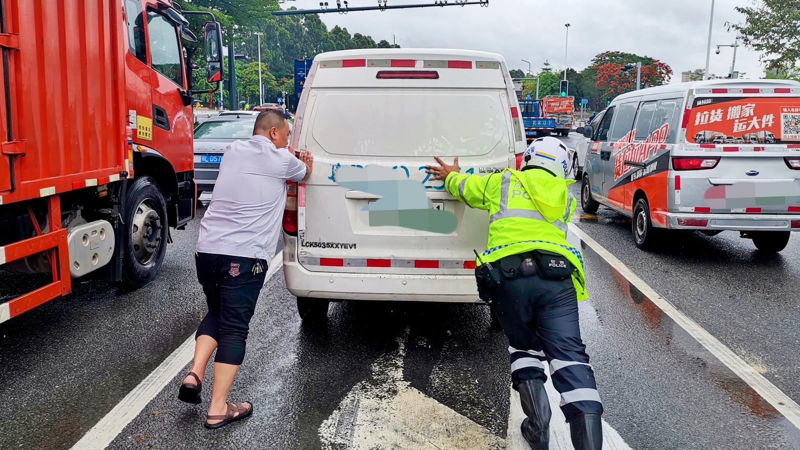 光明交警提示：雨天出行莫大意 安全指南请查收