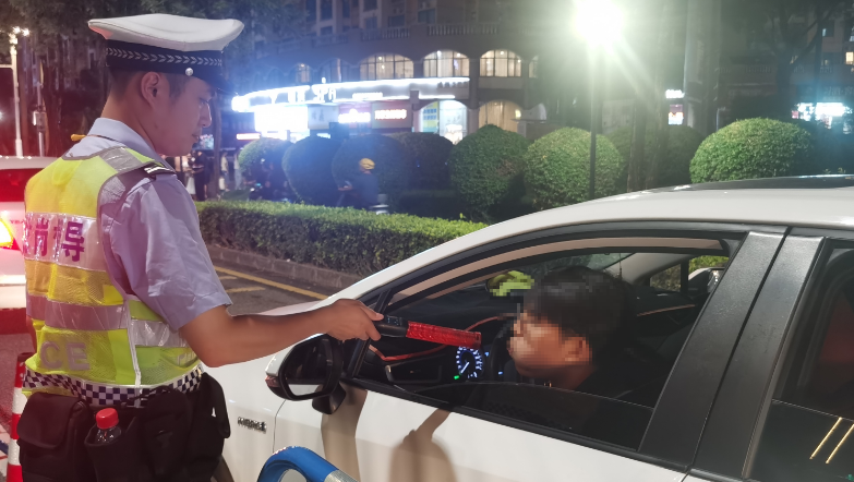 龙岗交警重拳出击，持续严查饮酒驾车