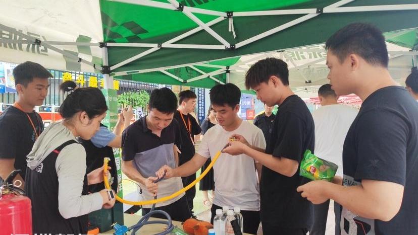 南园街道政企联动打造“便捷换电+安全宣教”双平台