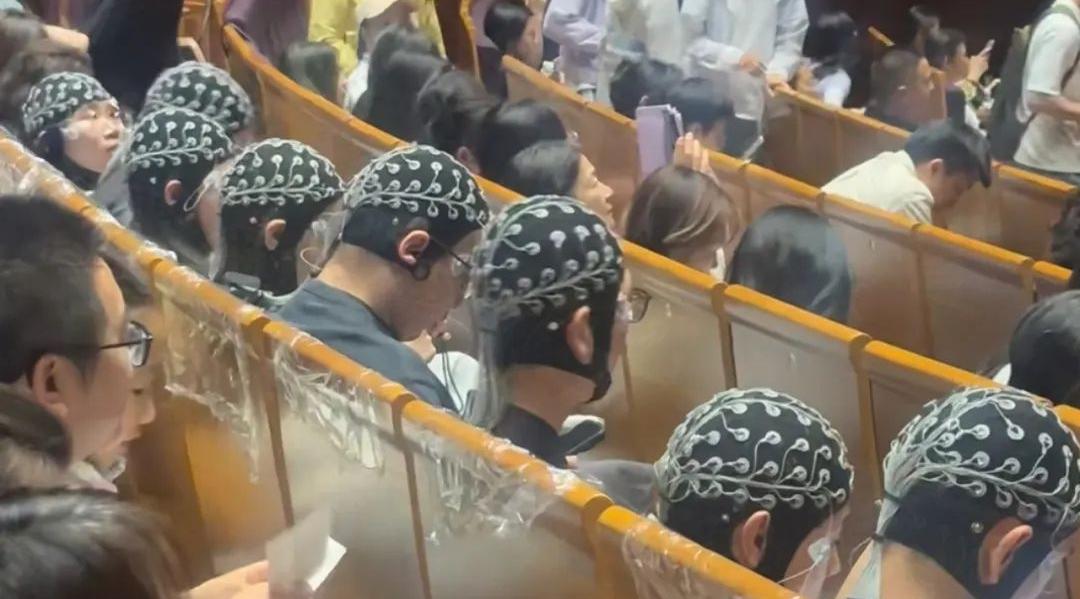 戴“头套”看《咏春》，是什么神秘高科技组织？清华大学回应