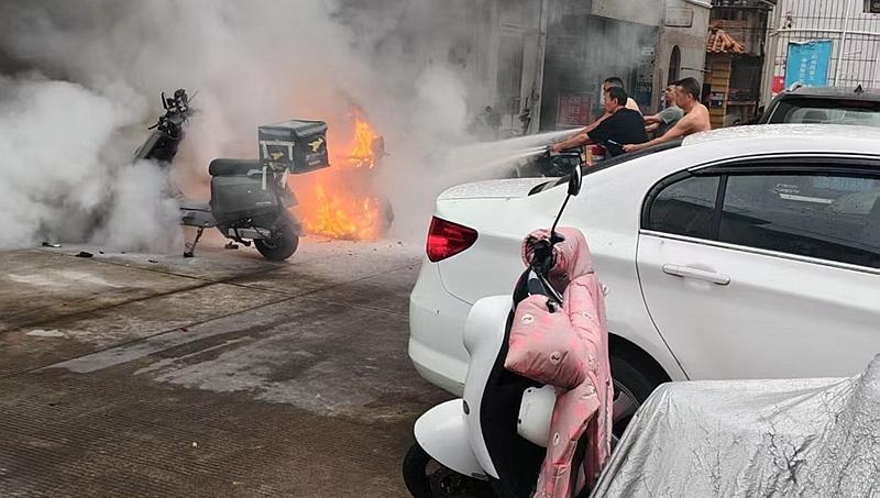 四居民凌晨合力扑灭电动车自燃事故 守望相助彰显龙岗温度