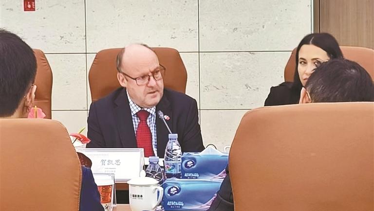 英国伦敦金融城政府政策与资源委员会主席贺凯思：深化深伦在金融投资等领域合作