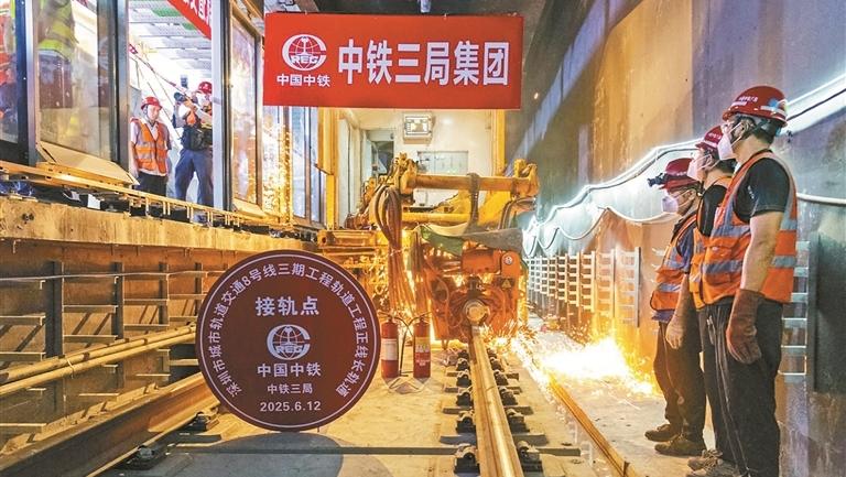 “山海专列”迎重要节点！地铁8号线三期正线实现长轨通