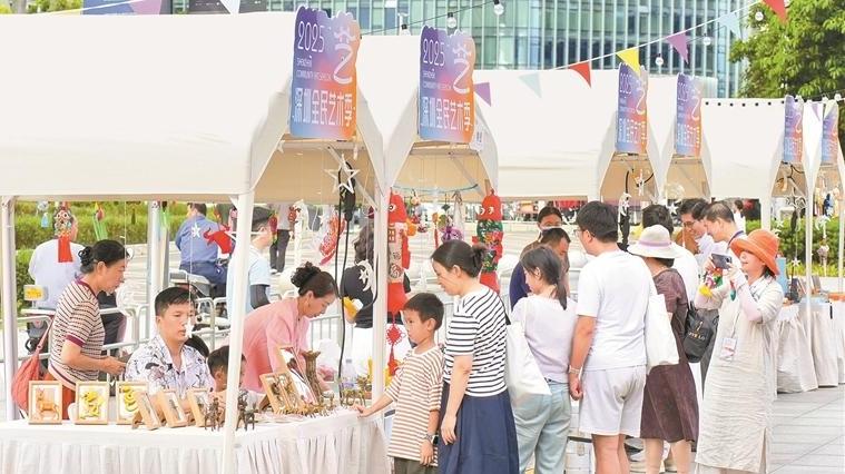 孩子学剪纸，母女缝棉塑，来艺术市集体验非遗绝活