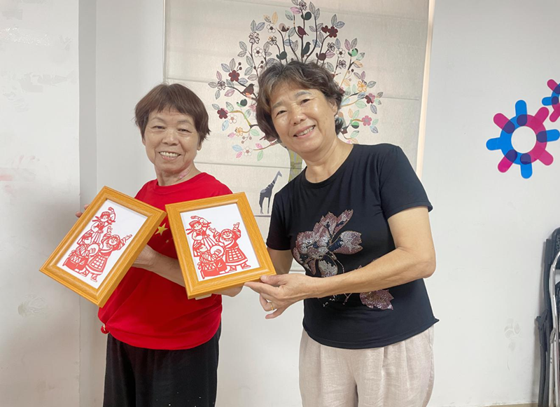 坪地：“银龄乐学”剪纸传情，巧手共绘民族团结同心圆