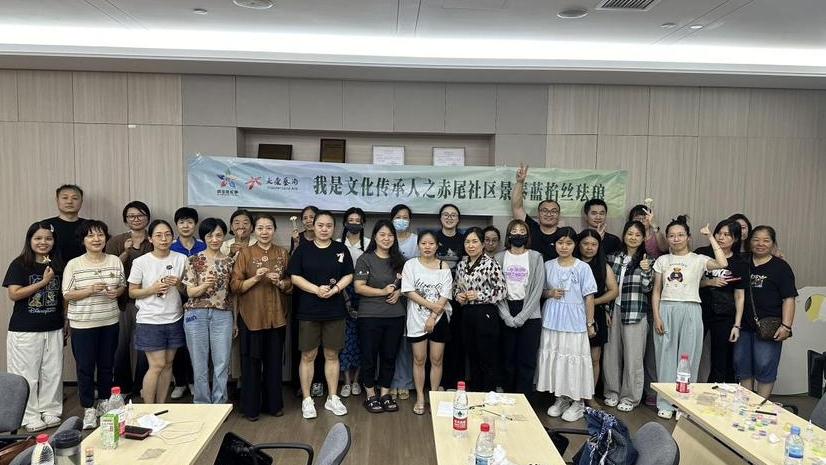 南园街道赤尾社区非遗珐琅开课，居民巧手“掐”出文化传承