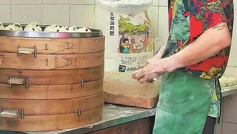 南山包子铺老板手作包子二十年不涨价 他揉面的样子打动百万网友