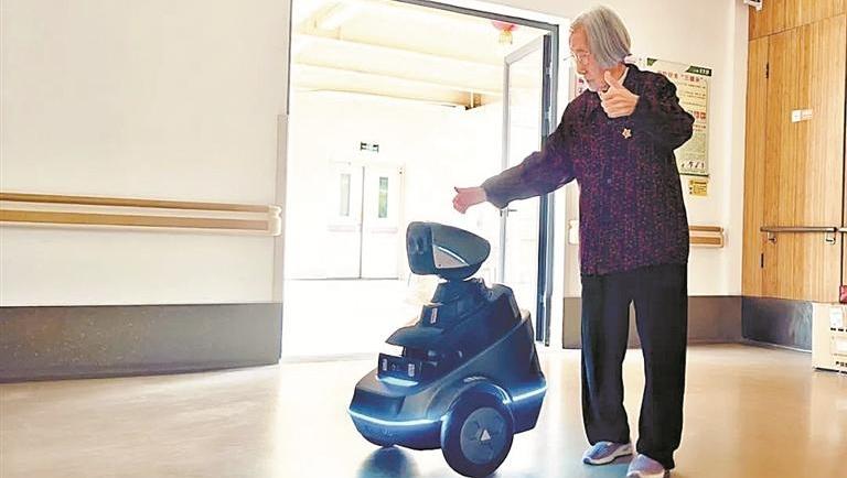 AI康复治疗机器人、AI棋类机器人、AI情感疗愈机器人…… AI点亮银龄生活