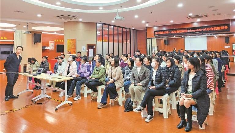 AI+办公技能、AI+自媒体运营、AI深度解析电商创业…… AI夜校人人爱学