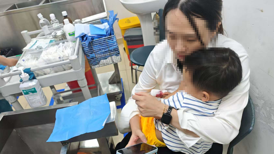 龙岗交警铁骑冒雨开道，护送手指断裂儿童转院