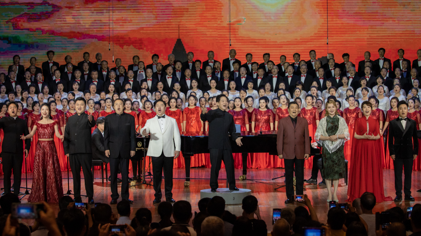 300人“七一”和声 演绎《黄河大合唱》