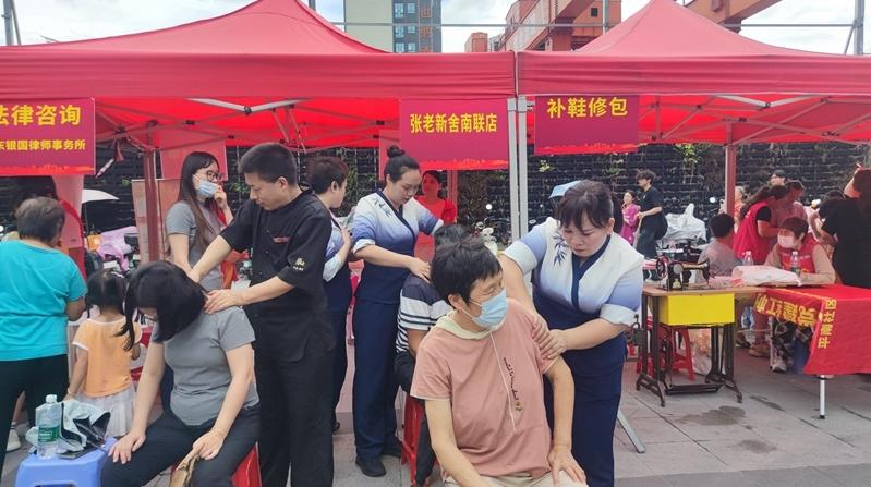 深圳龙岗：“红帐篷”飘扬在广场上，服务送到家门口