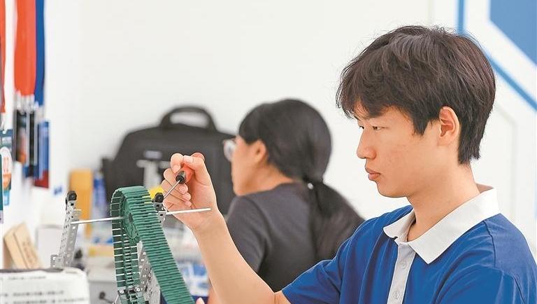 高中生魏思远穿着校服去创业 公司盈利后为母校捐赠10万元建设智能环卫工休息室