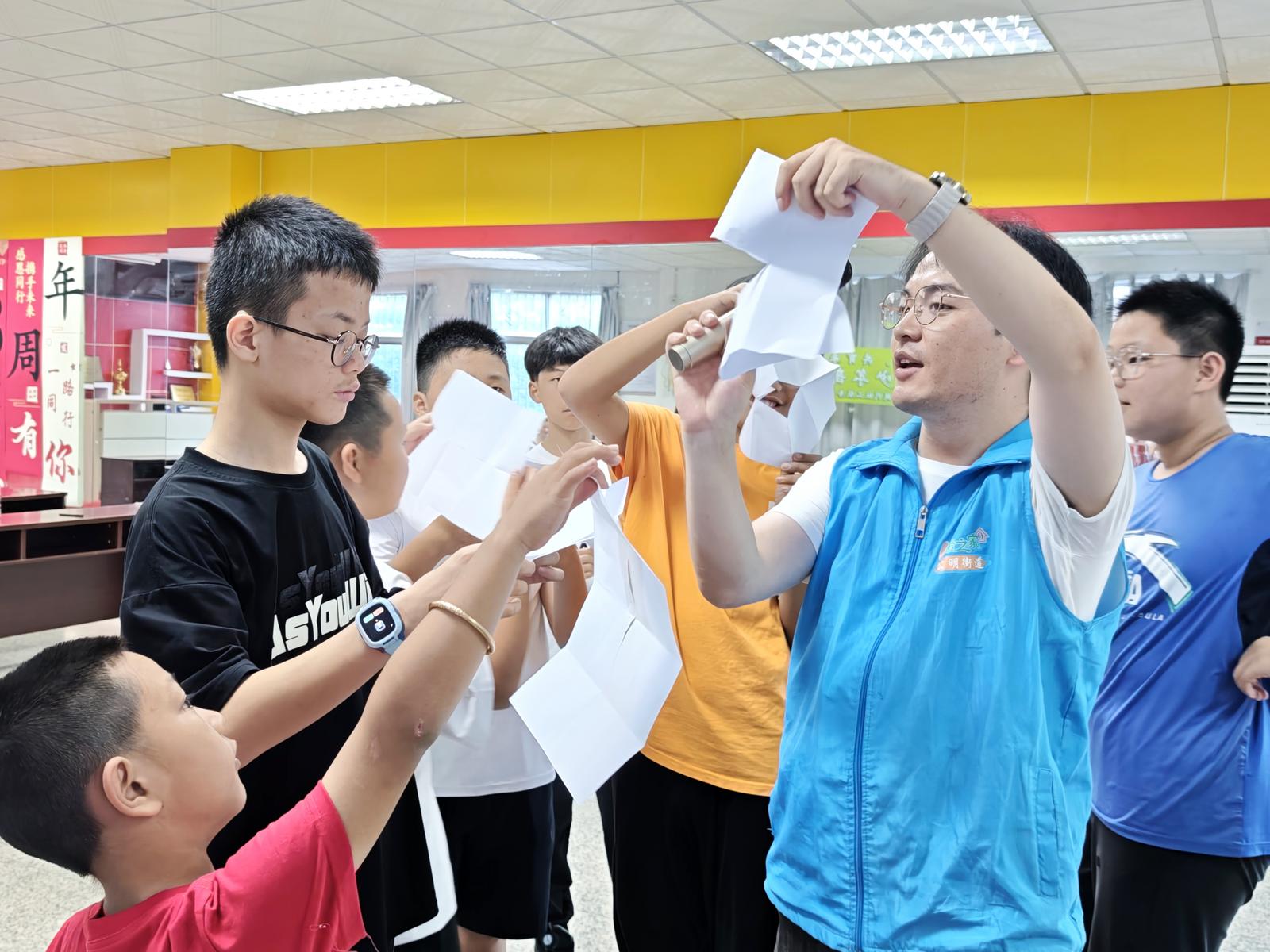 打破刻板印象！公明街道助力青春期男孩勇敢“破茧”表达自我