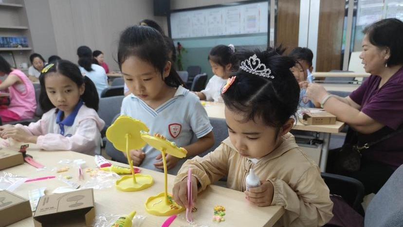 南园街道赤尾社区亲子家庭共绘“花漾镜界”