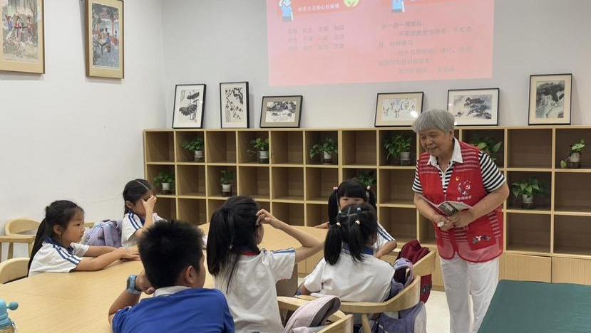 南园街道滨河社区老党员与青少年相约“七一”共话信仰传承