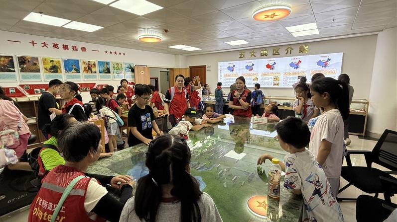 纪念日里的特殊课堂：平南社区夏令营播撒国防种子