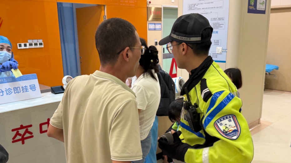 婴儿高烧全身抽搐 龙岗铁骑紧急送医