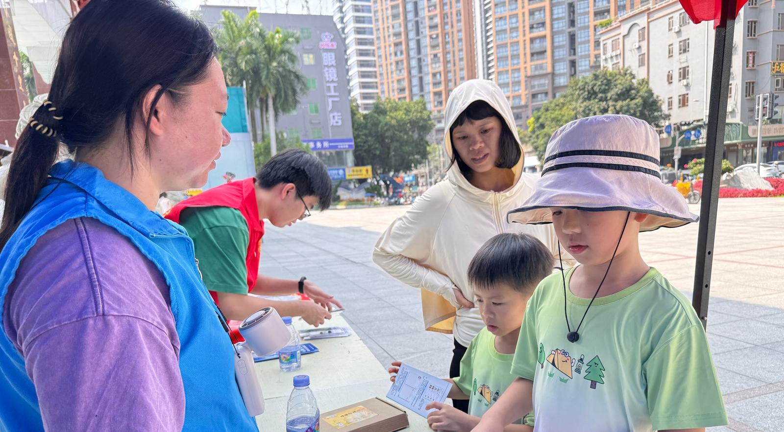 微笑传递+减压赋能，公明街道V爱之家为居民送上“心理关怀包”