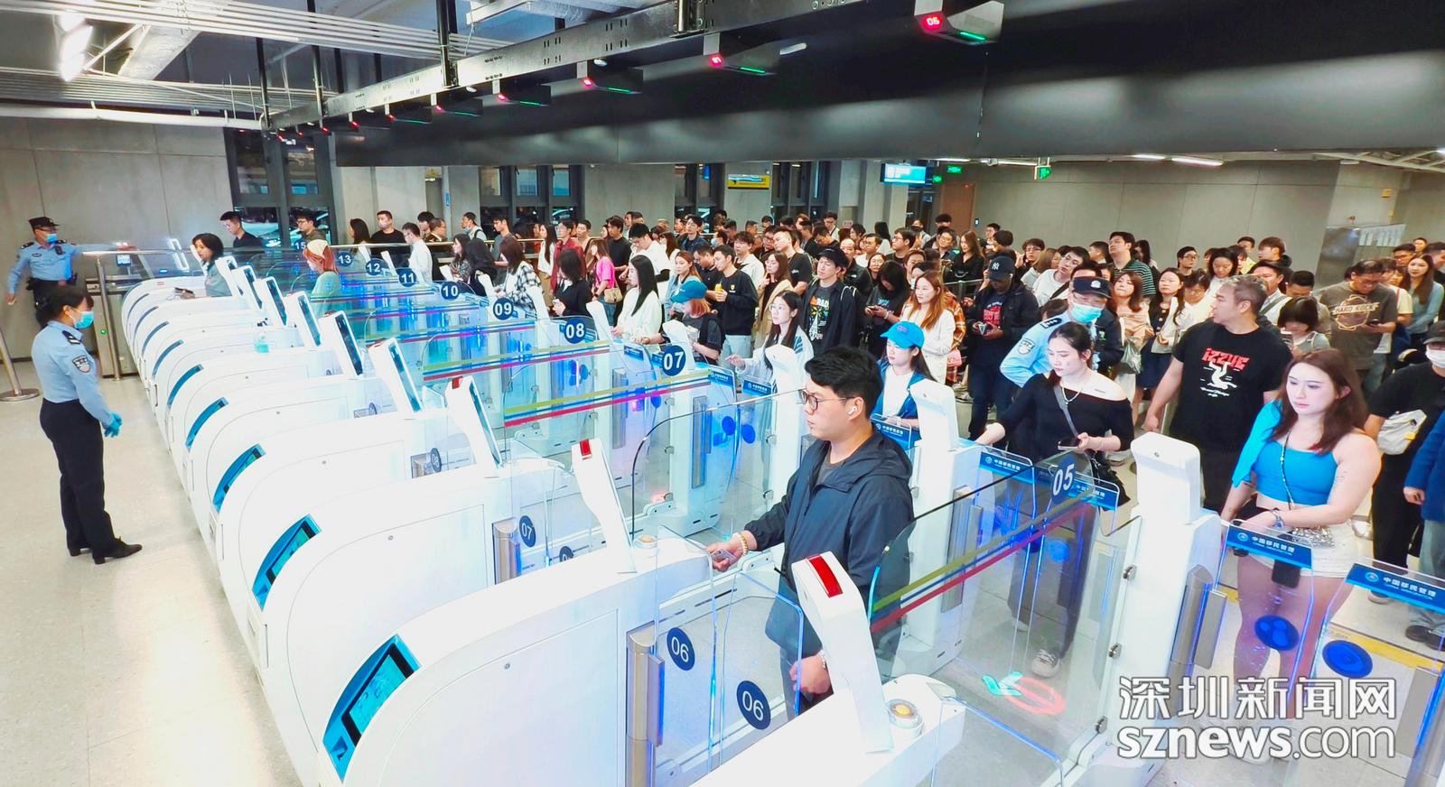 凌晨时段大批赴香港观赛或游玩返程的内地旅客经皇岗口岸入境大厅快捷通道丝滑通关。（来源：皇岗边检站）.jpg