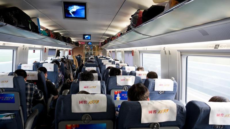 网友建议高铁设置带娃车厢，12306回应