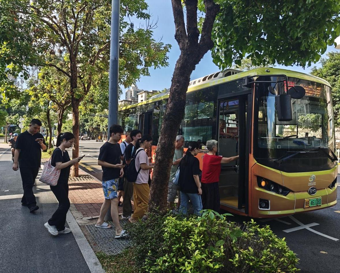 防范道路安全事故 安托山车队开展“开学季+路口右转”专项整治行动