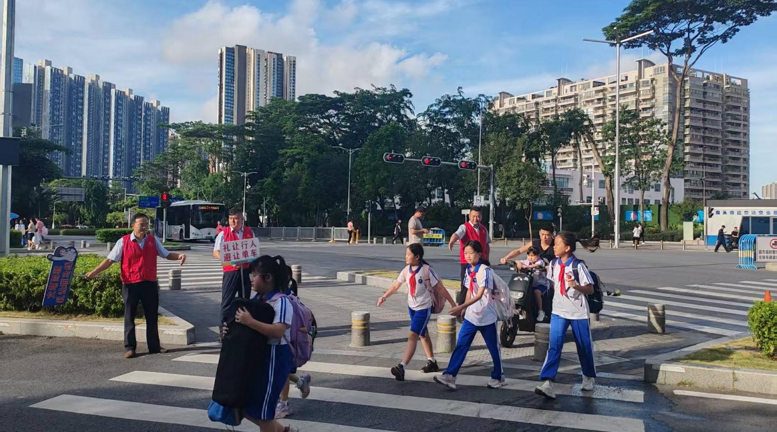 深巴四分公司中山园车队党支部启动开学护航行动 筑牢学子“平安路”