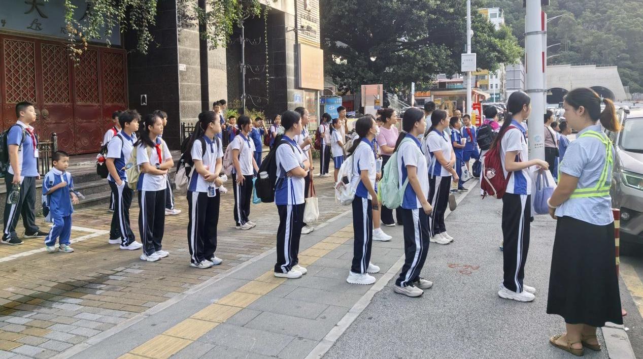 深圳巴士集团秀峰车队组建志愿服务队为开学季护航