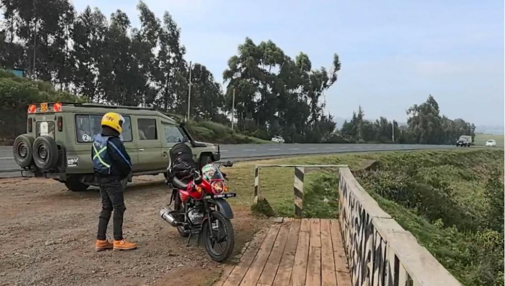 《草原与雪山之间》游猎动物王国八日记 ⑦｜爆胎停路边的未知与从容