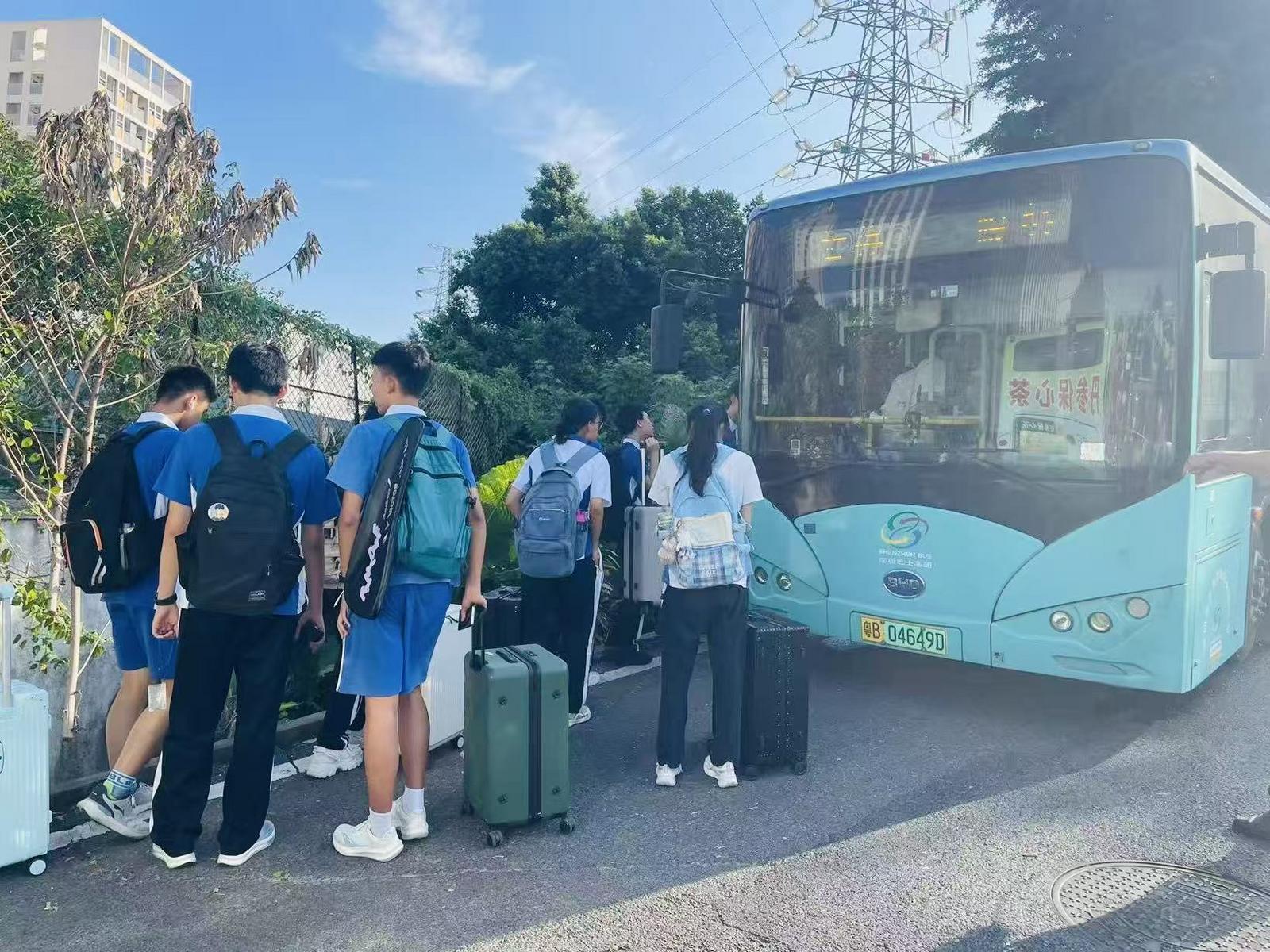 北理莫附属中学直达坳背地铁站 深巴第二分公司开通F602校园巴士