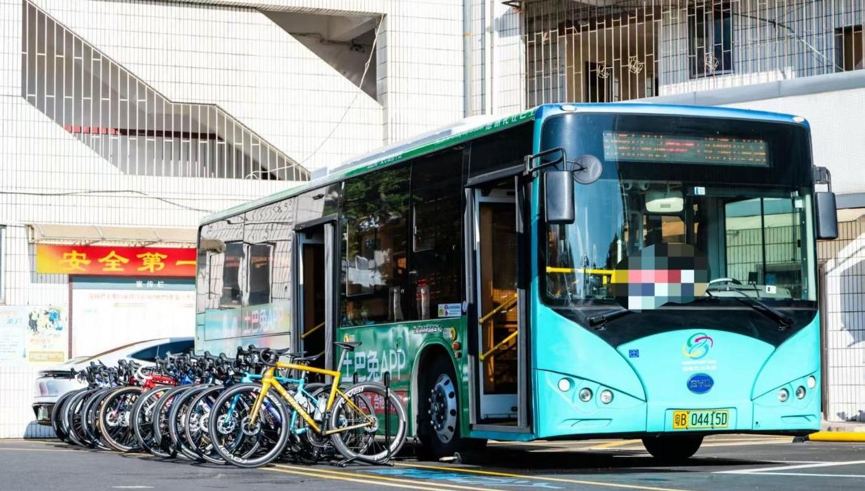 深圳推出“骑行定制巴士”服务 破解市民“带车骑行”难题