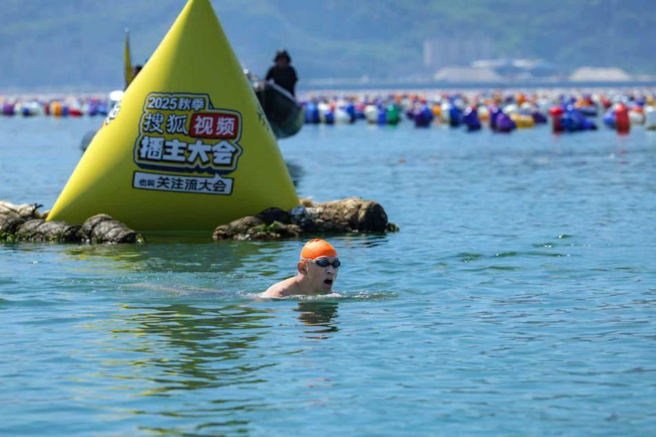 张朝阳挑战横渡南澳岛-饶平海湾 为第十五届全运会加油助威