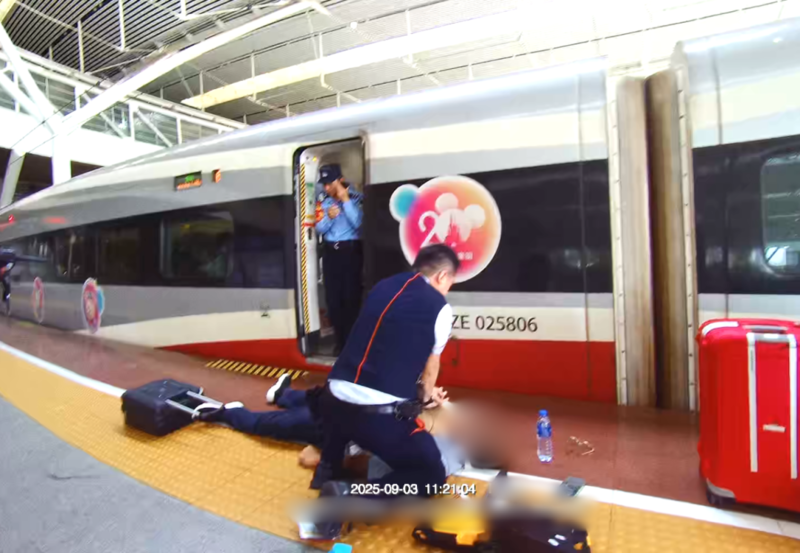 男子高铁站台晕倒，港深两地接力开展生死救援