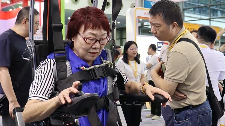 200余款康养机器人同台竞技 首届深圳康养机器人大赛举行
